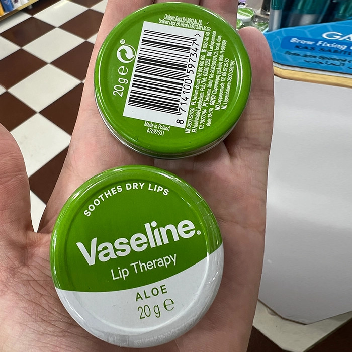 بالم لب وازلین مدل Lip Therapy آلوئه ورا