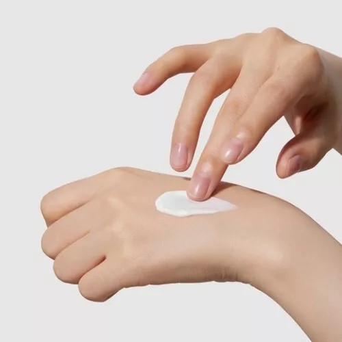 کرم ضد آفتاب مرطوب کننده مدی کیوب (تسکین دهنده) SPF50 اورجینال